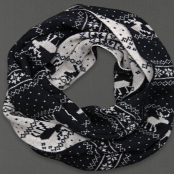 A&F Women Pretty Winter Knit Scarf and Hat Set - Picture 3 of 3